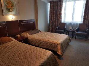 Un pat sau paturi într-o cameră la Gagarin Hotel