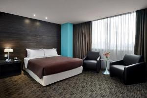 Postel nebo postele na pokoji v ubytování RELC International Hotel