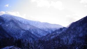 高山市にあるTabist 風雪の手前の家を持つ山脈