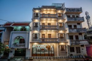 un edificio alto y blanco con balcones. en 19VillaMira, en Pondicherry