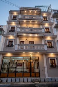 un gran edificio blanco con un montón de ventanas en 19VillaMira, en Pondicherry