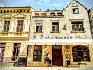 La fachada o entrada de Hotel u České koruny