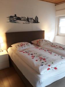 1 dormitorio con 2 camas con flores en la colcha en Tal-Residenz Haus Nr 5, en Bad Salzuflen