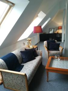 uma sala de estar com um sofá e uma mesa em Ferienappartement im Herzen der Stadt em Dessau