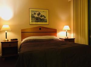 
A bed or beds in a room at Richmond Alderbridge Way 1BR Condo
