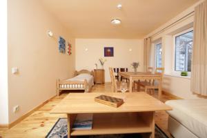 ein Wohnzimmer mit einem Tisch und einem Sofa in der Unterkunft Vila Ramybe in Palanga