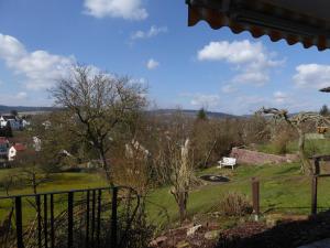 vistas a un parque con un banco y árboles en Ferienwohnung Dora 1, en Michelstadt