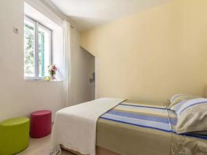 um quarto com uma cama e uma janela em Apartment Bova em Split