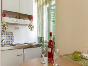 uma garrafa de vinho sentada numa mesa com dois copos em Apartment Bova em Split