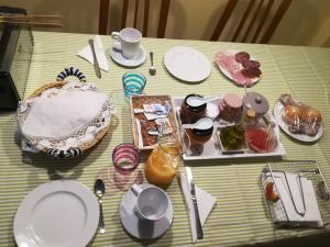 a table with plates and utensils and a cake at Como en casa in Málaga