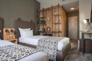 um quarto de hotel com duas camas em THE STAY Boutique Hotel Central Square - Free Compliments - Free Wi-Fi - TOP LOCATION - Available Parking em Plovdiv