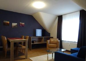 a living room with a couch and a table at Ferienwohnungen Nordstraße in Arnstadt