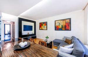 sala de estar con sofá y mesa en ClickTheFlat Luxury Apartment in Warsaw, en Varsovia