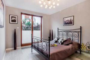 - une chambre avec un lit et une fenêtre dans l'établissement ClickTheFlat Luxury Apartment in Warsaw, à Varsovie