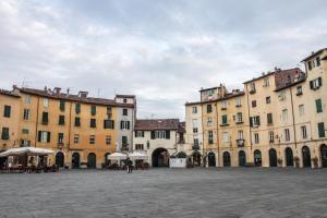 un grupo de edificios en una plaza de una ciudad en Casa Anfiteatro, en Lucca