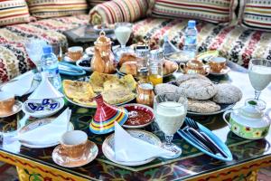 una mesa llena de comida y bebidas en una mesa en Riad Razoli Sidi Fateh, en Rabat