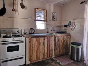 Kuhinja oz. manjša kuhinja v nastanitvi Terra Rouge Guestfarm & Sonstraal Farmhouse