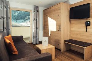 Televízia a/alebo spoločenská miestnosť v ubytovaní Hotel Edelweiss Superior