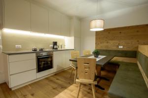 A kitchen or kitchenette at Residence Stefansdorf
