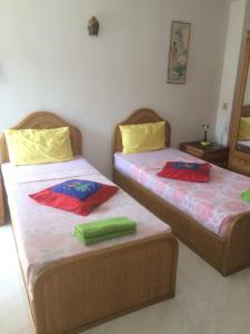 dwa łóżka siedzące obok siebie w pokoju w obiekcie View Talay 1B Apartments w Pattaya South