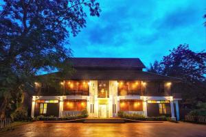 une maison éclairée la nuit dans l'établissement คุ้มสะเมิง-Samoeng Center, à Samoeng