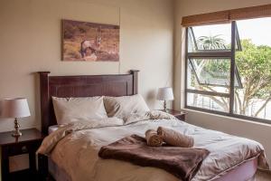 Tempat tidur dalam kamar di Sea View Bliss Guesthouse with self Catering