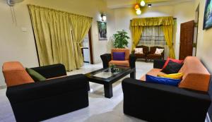 Sala de estar con 2 sofás y mesa de centro en Villa Hikka 08 en Hikkaduwa
