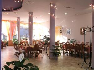 Un restaurante o sitio para comer en Druzhba Hotel