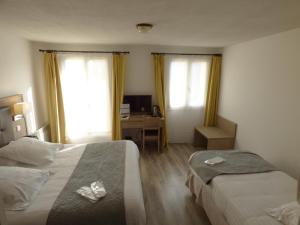 Ліжко або ліжка в номері Hôtel Les Comtes de Pardiac