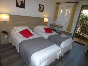 Ліжко або ліжка в номері Hôtel Les Comtes de Pardiac
