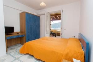カンネートにあるL'eros blu di Giulia Albergoのベッドルーム(ベッド1台、デスク、テレビ付)