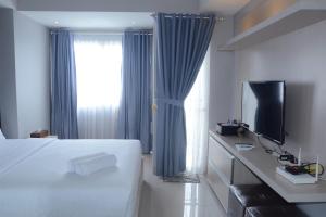 Ένα ή περισσότερα κρεβάτια σε δωμάτιο στο Strategic Studio Apartment The Oasis near Bekasi By Travelio +13 φωτογραφίες