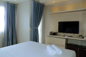 Μια τηλεόραση ή/και κέντρο ψυχαγωγίας στο Strategic Studio Apartment The Oasis near Bekasi By Travelio