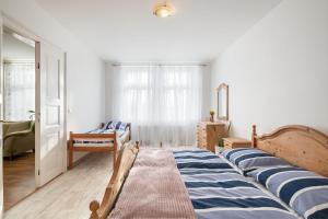 una camera con letto e finestra di VILA GALA ubytování apartmány v secesní vile Máchův kraj a Česká Lípa