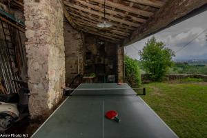 - une table de ping-pong à l'intérieur d'un bâtiment dans l'établissement La Casina dei Frati, à Lucques