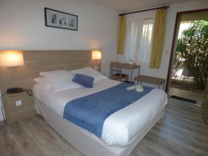 Ліжко або ліжка в номері Hôtel Les Comtes de Pardiac