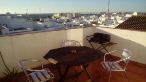 - Balcón con mesa y sillas y vistas a la ciudad en El Mirador de la Desembocadura, en Ayamonte