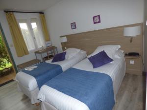Ліжко або ліжка в номері Hôtel Les Comtes de Pardiac