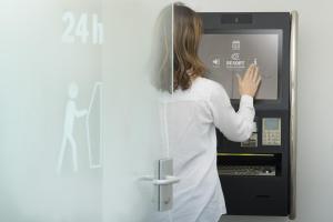 een vrouw die voor een automaat staat bij CP Resort in Taverne