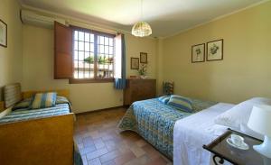 A bed or beds in a room at Borgo Filicardo Még 13 kép
