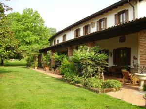 a house with a yard with plants and a building at B&B Soiano Del Lago in Soiano del Lago