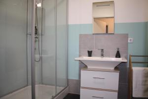 łazienka z umywalką i prysznicem w obiekcie Apartment St. Pölten w mieście Sankt Pölten