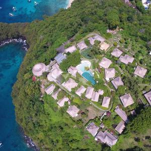 eine Luftansicht auf eine Insel mit einem Resort in der Unterkunft Bloo Lagoon Village in Padangbai