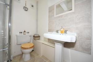 A bathroom at Great Sampford B&B Sorrells farm