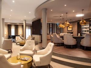 Ein Sitzbereich in der Unterkunft Victor's Residenz-Hotel Teistungenburg