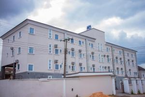 阿奴古Residency Hotels Enugu Independence Layout的一栋有很多窗户的白色大楼