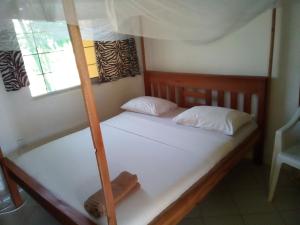 1 Schlafzimmer mit 2 Etagenbetten in einem Zimmer in der Unterkunft Ashari Hotel in Shanzu