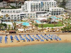 una vista aérea de una playa con sillas y edificios en Sunrise Pearl Hotel & Spa en Protaras