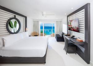 S Hotel Montego Bay - Luxury Boutique All-Inclusive Hotel客房内的一张或多张床位