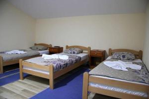 Tempat tidur dalam kamar di Apartmani Kadunić